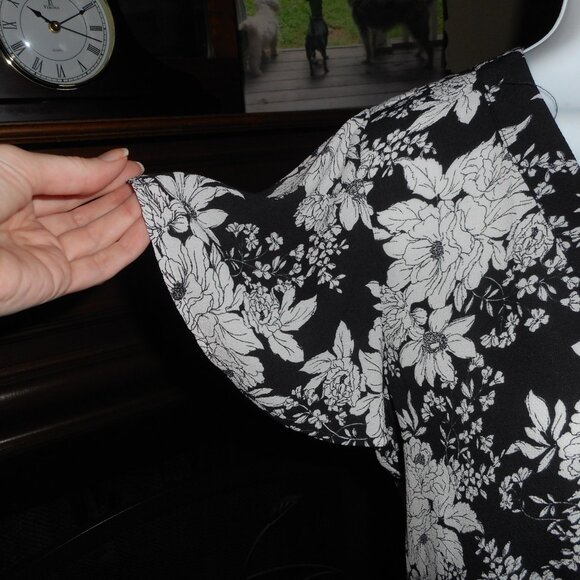 Black and White Vince Camuto Floral Jumpsuit, pockets, size 6 - Picture 5 of 9